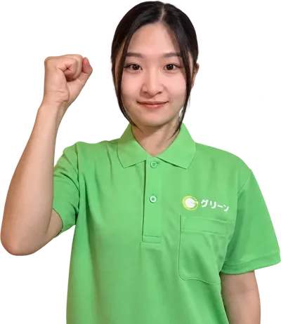 笑顔で手を上げるグリーンのスタッフ