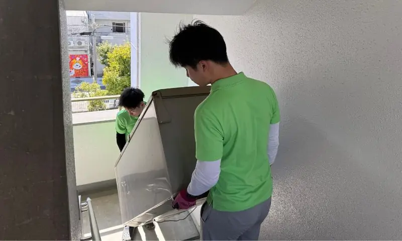 家電を搬出する当社スタッフ