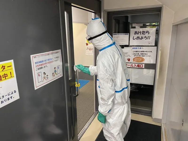 防護服を着て作業する当社のスタッフ