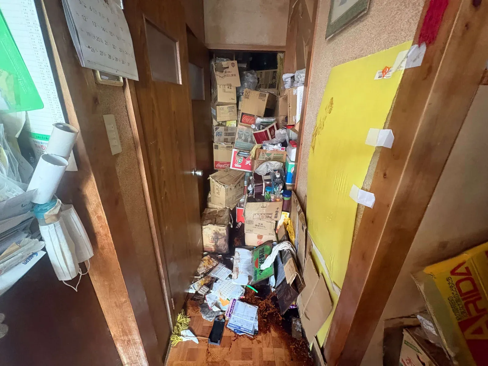 作業前：品物が残る廊下