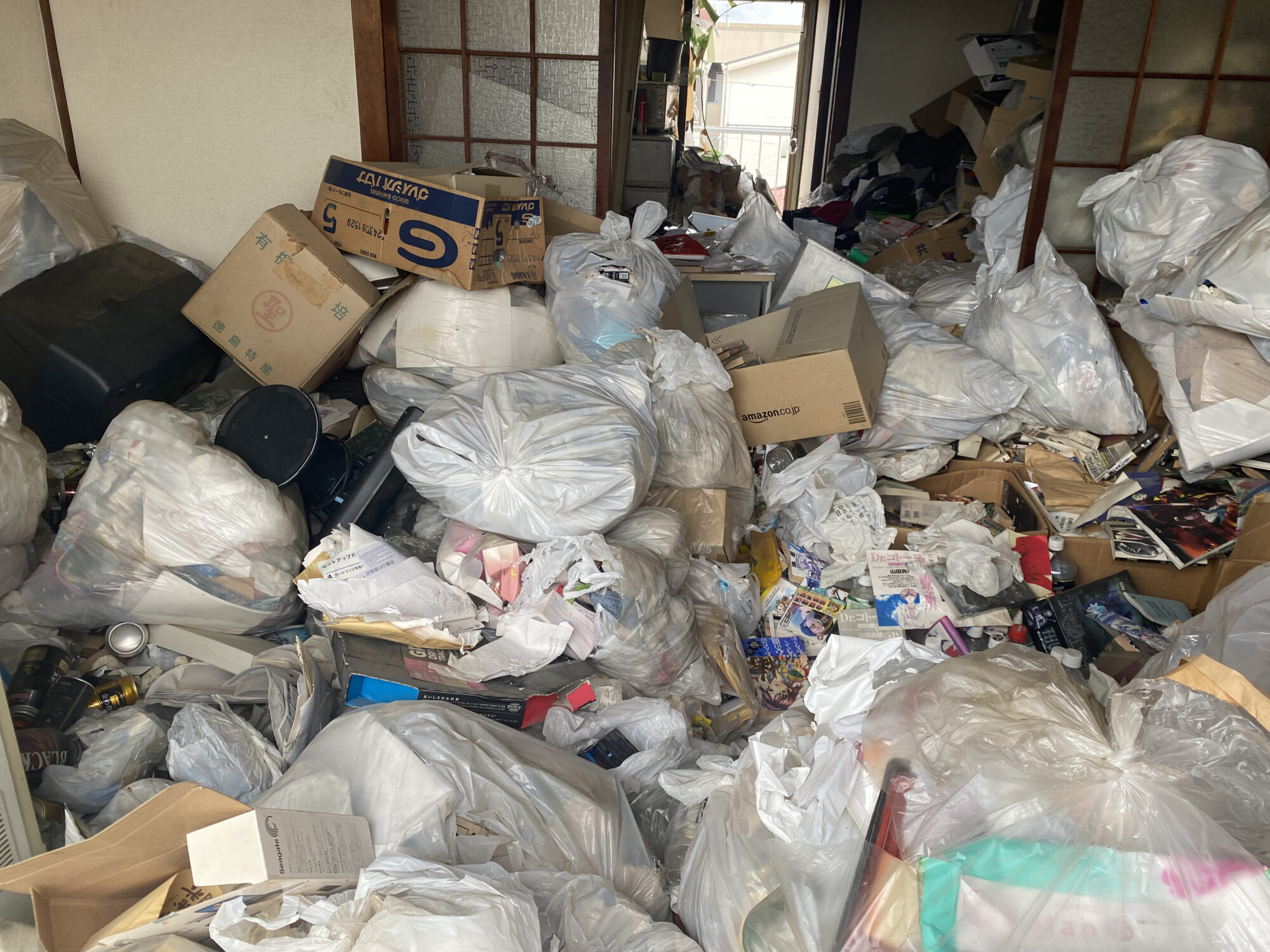 大阪府でゴミ屋敷清掃途中の室内の様子。途中の室内の様子。遺品整理・不用品回収・生前整理・空家整理対応
