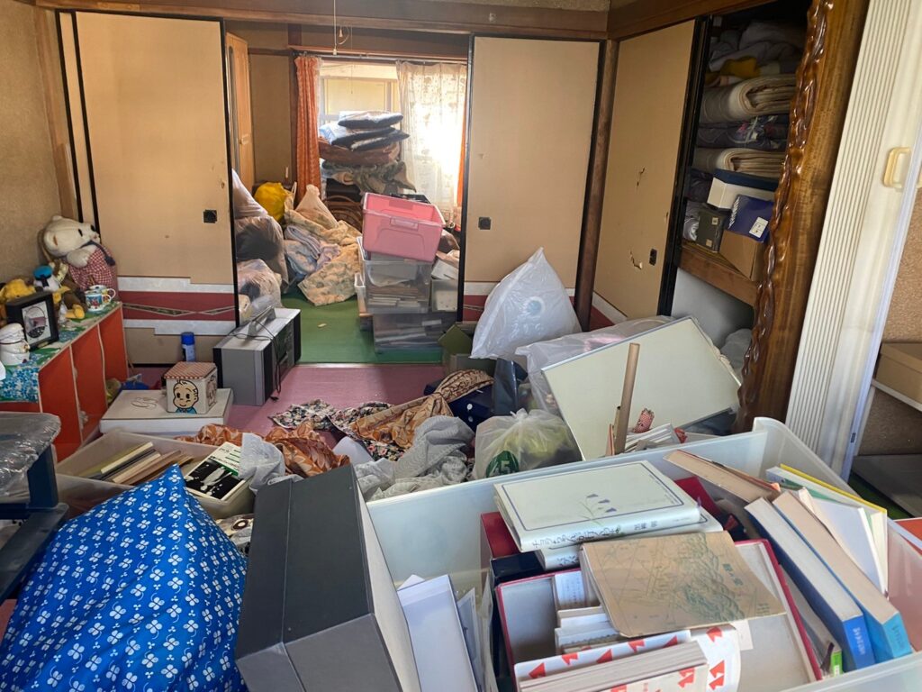 遺品整理の作業事例before写真1 グリーン 大阪、京都、奈良、兵庫県、滋賀県 近畿一円対応 年間実績500件越え/顧客満足度
