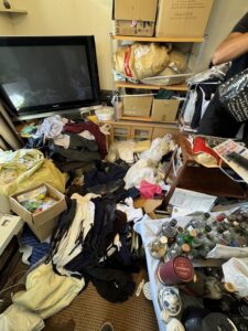 摂津市の遺品整理事例|マンション1LDKを4名1日で対応|費用18万円|家の中全てのものを整理して回収する遺品整理