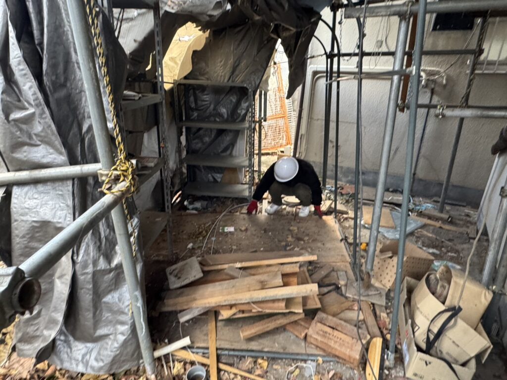 寝屋川市作業事例依頼者様の実際の現場での屋根解体・回収作業写真画像