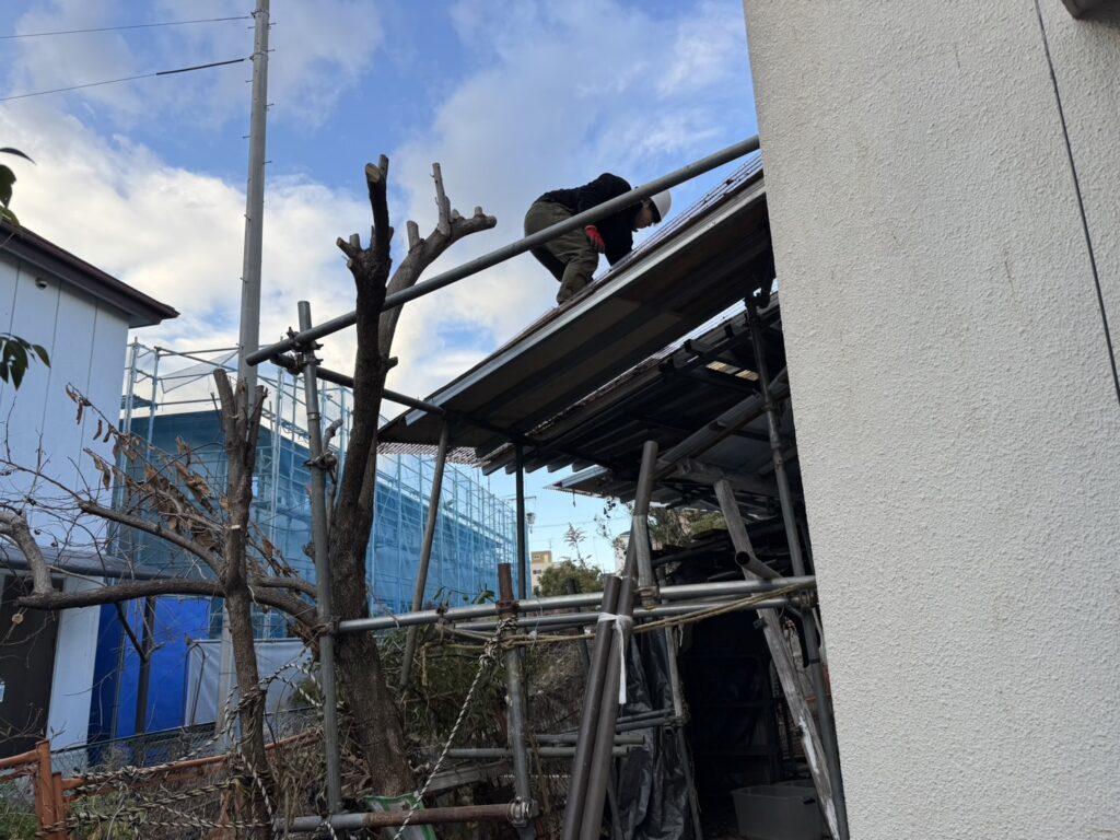寝屋川市作業事例依頼者様の実際の現場での屋根解体・回収作業写真画像