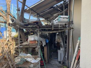 寝屋川市の不用品回収事例|庭の不用品回収|費用19万円|鉄骨屋根解体・倉庫撤去も一括