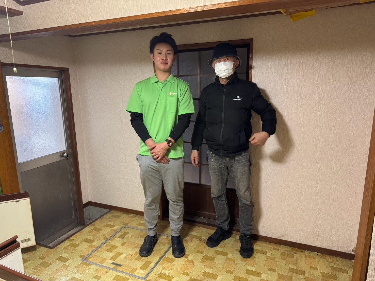 大阪府グリーン遺品整理作業完了後のお客様との写真 不用品回収・生前整理・空家整理対応