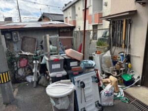 大東市の不用品回収事例|家周りの不用品回収|費用9万円・工具買取2万円|近隣トラブルを防ぐ