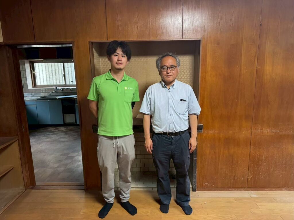 遺品整理作業完了後のお客様との写真2泉佐野市のグリーン