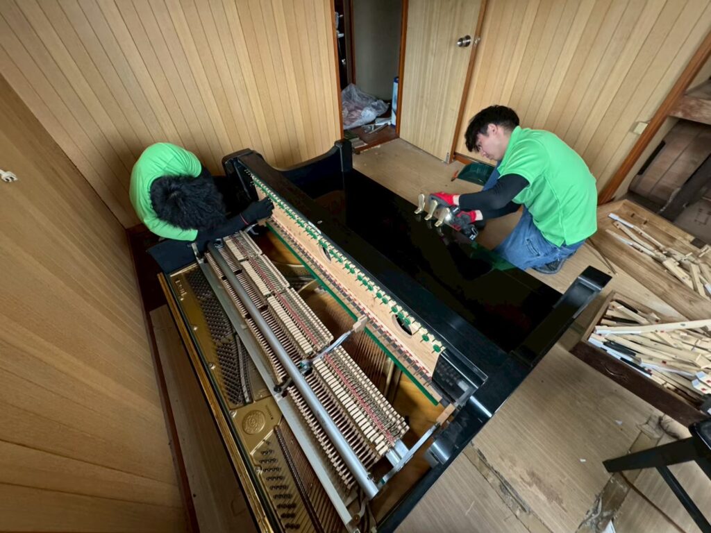 ピアノ解体中の作業風景