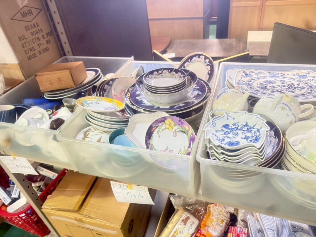 実際の遺品整理で貿易に流した食器、キッチン用品の写真