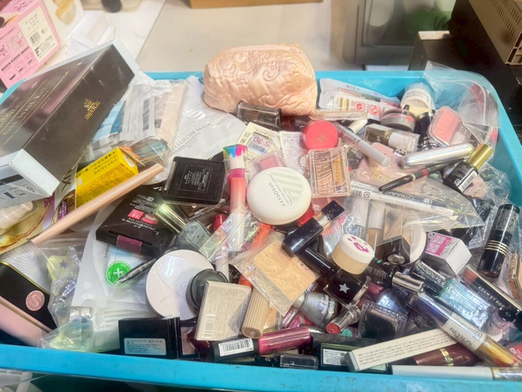 実際の遺品整理で貿易に流した化粧品の写真