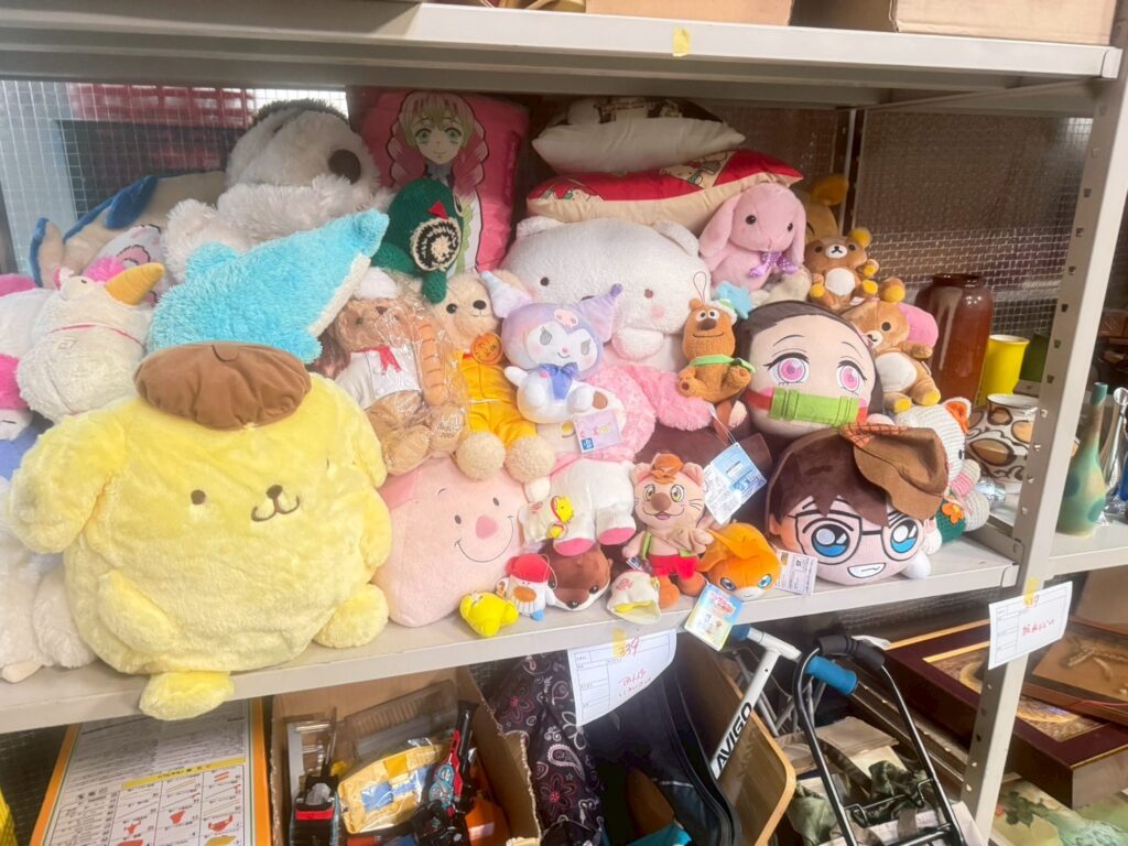 実際の遺品整理で貿易に流したアニメ用品、ぬいぐるみの写真