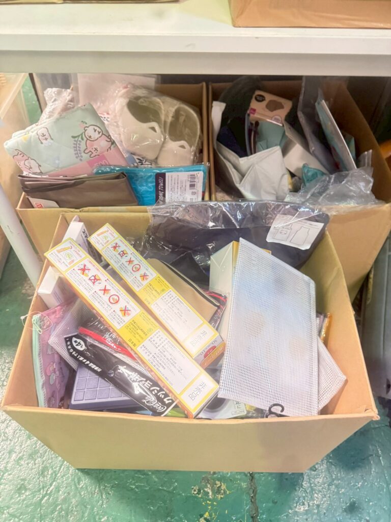 実際の遺品整理で貿易に流した日用品、贈答品の写真