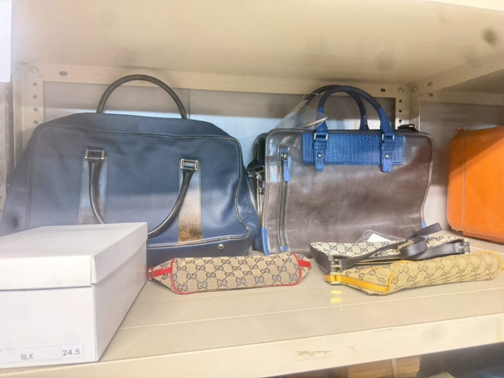 実際の遺品整理で貿易に流した衣類バッグ雑貨の写真