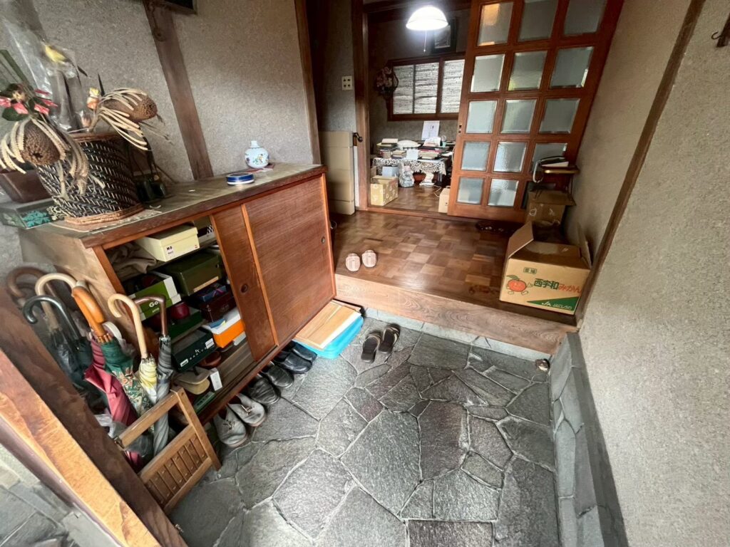 大東市作業事例依頼者様の実際の現場写真Before画像2玄関
