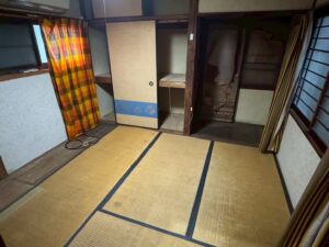 和泉市の遺品整理事例|一戸建て住宅4DKを3日で整理|費用19.5万円・残す物は確認しながら進める遺品整理