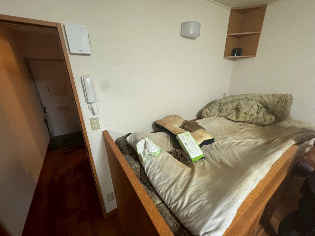 茨木市作業事例依頼者様の実際の現場写真Before画像2寝具