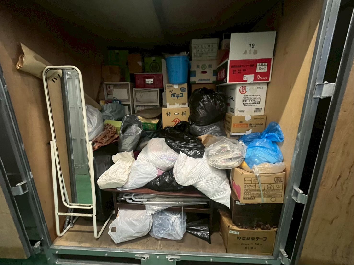茨木市作業事例依頼者様の実際の現場写真Before画像コンテナ内