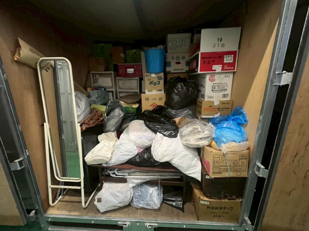 茨木市作業事例依頼者様の実際の現場写真画像コンテナ内