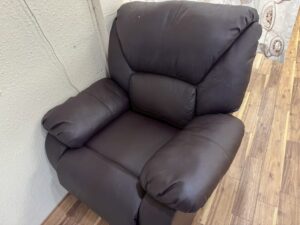 寝屋川市の不用品回収事例|美容室の店舗様に置いていたアームチェア1脚を10分で回収|費用8,000円