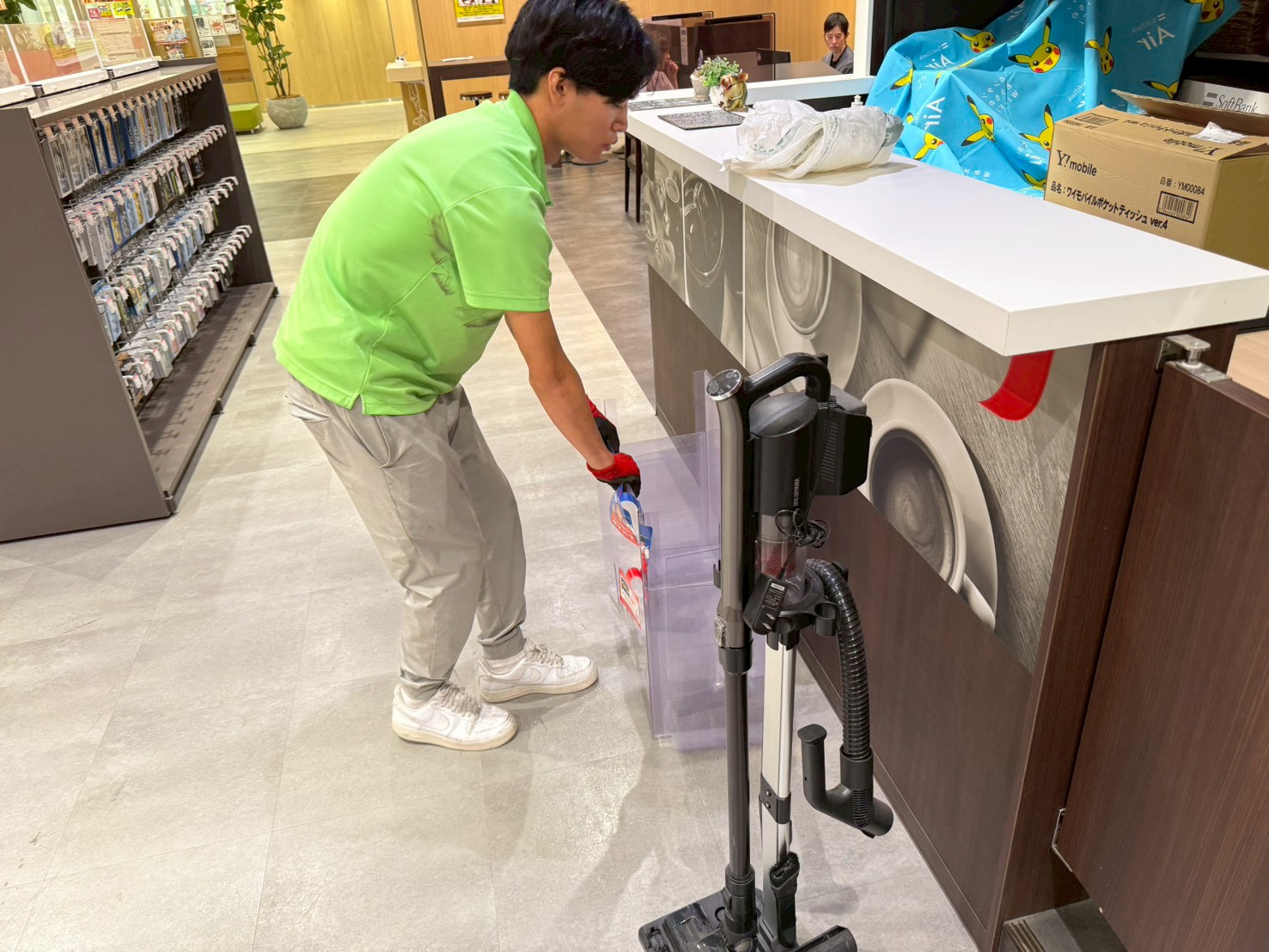 大阪ソフトバンク不用品回収現場作業写真3