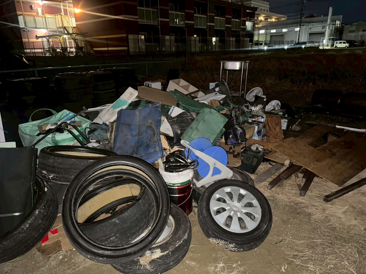 豊中市作業事例依頼者様の実際の現場写真Before画像1駐車場