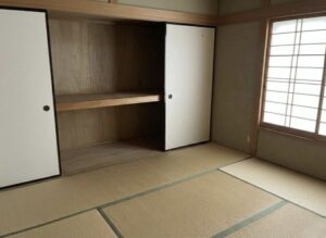 東大阪市の遺品整理事例|帰国中に一戸建4LDKの遺品整理を2日で完了|海外在住の方も対応|費用23万円
