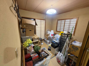 貝塚市の遺品整理事例|お母様が亡くなられた一戸建て4LDKを1日で整理|買取15,000円・費用150,000円