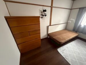 枚方市の不用品回収事例|2階から下ろせないタンス・ベッドを30分で回収|費用28,000円