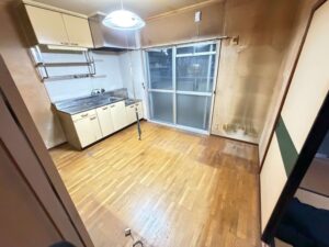 岸和田市の遺品整理事例|親戚の団地3DKを1日で整理|介護手すり取り外し・蛇口・トイレ便器の原状回復も対応|費用130,000円