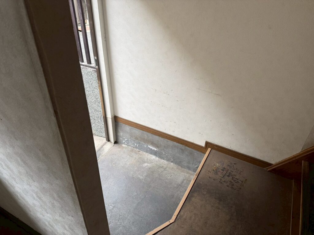 寝屋川市作業事例実際の現場写真Before画像1玄関