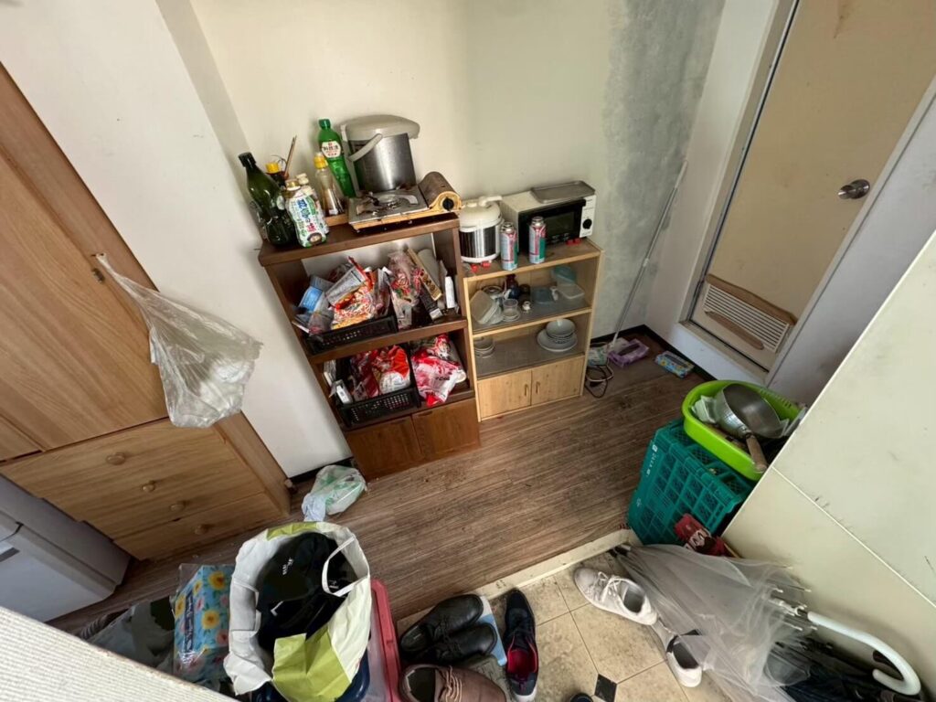 寝屋川市作業事例実際の現場写真Before画像2玄関前