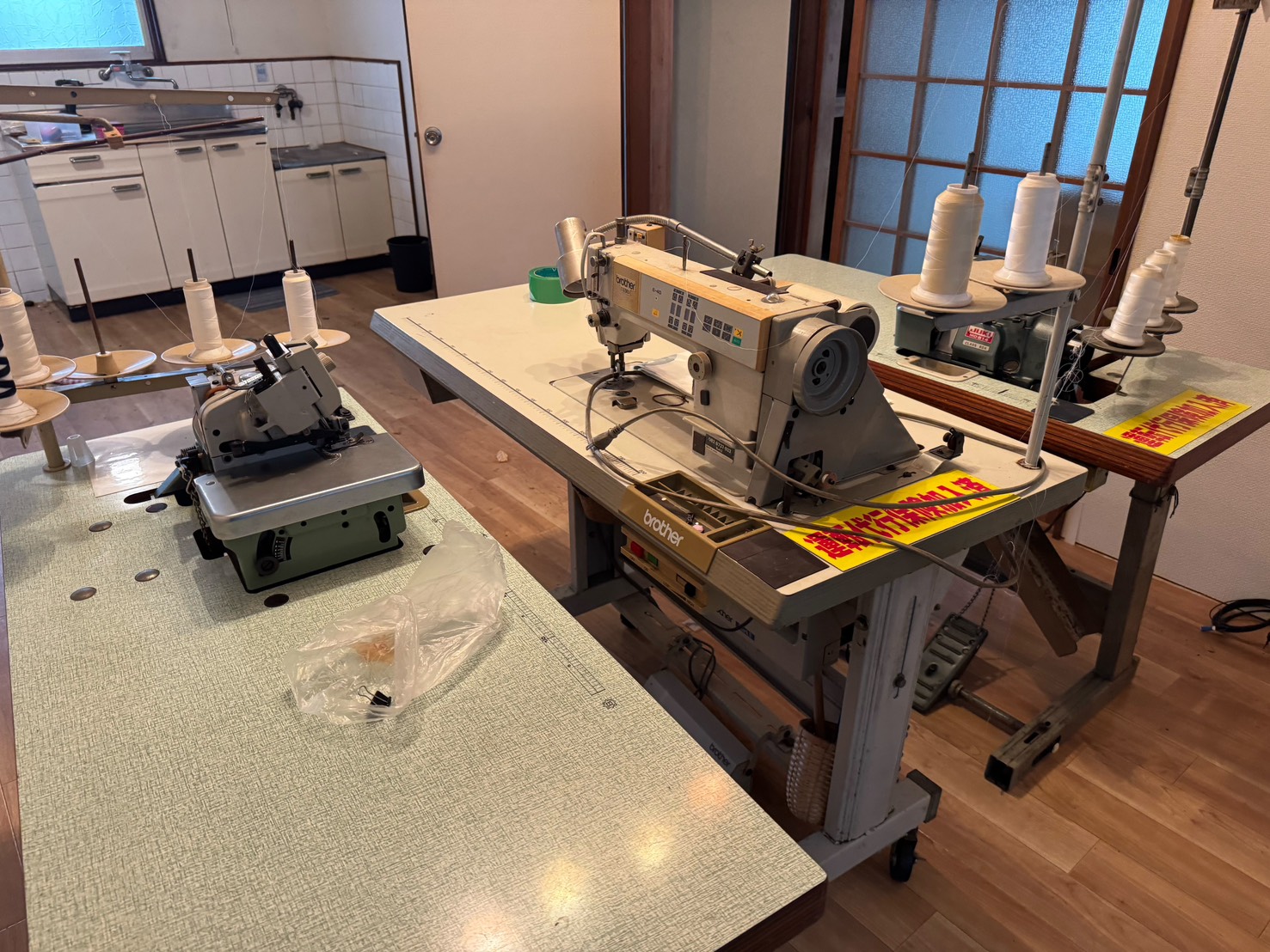 阪南市作業事例実際の現場写真画像1業務用ミシン3台