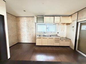 松原市の遺品整理事例|ガレージ付き一戸建て3LDKを5名1日で完了|買取10,000円・費用130,000円