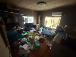 阪南市の遺品整理事例|思い出が残る一軒家5DKを2日で整理|2tトラック5台・買取25,000円・費用380,000円