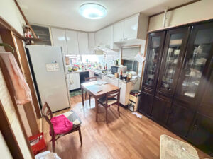 大阪市旭区の遺品整理事例|母の妹が亡くなられた一軒家3DKを4名・1日で整理|買取20,000円・費用160,000円