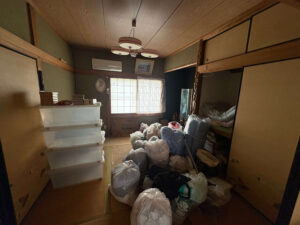 箕面市の遺品整理事例|祖父が亡くなられた一軒家5DKを4名・1日で整理|費用190,000円