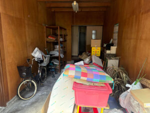 大阪市住吉区の遺品整理事例|家族が事前仕分け済みの一軒家5DKを2名・1日で整理|2tトラック3台・費用110,000円