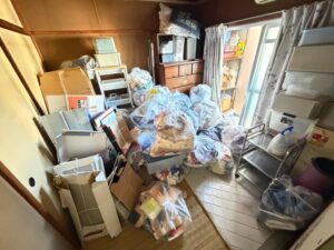 柏原市の遺品整理事例|マンション4DKを3名・1日で整理|2tトラック4台・買取10,000円・費用240,000円