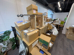 高槻市の不用品回収事例|オフィス移転に伴う机・椅子・金庫・家電を3名・2時間で一括回収|156,000円