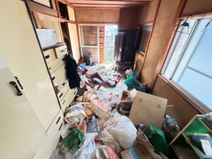 高槻市の遺品整理事例|両親が暮らした一軒家4DKを4名・1日で整理|2tトラック4台・費用240,000円