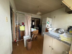 高槻市の遺品整理事例|搬出が難しい間口の狭いアパート2DKを3名・5時間できれいに整理|132,000円