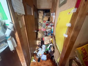 高槻市の特殊清掃事例|孤独死後の一戸建て3DKで特殊清掃を先行・その後遺品整理まで一括対応|340,000円