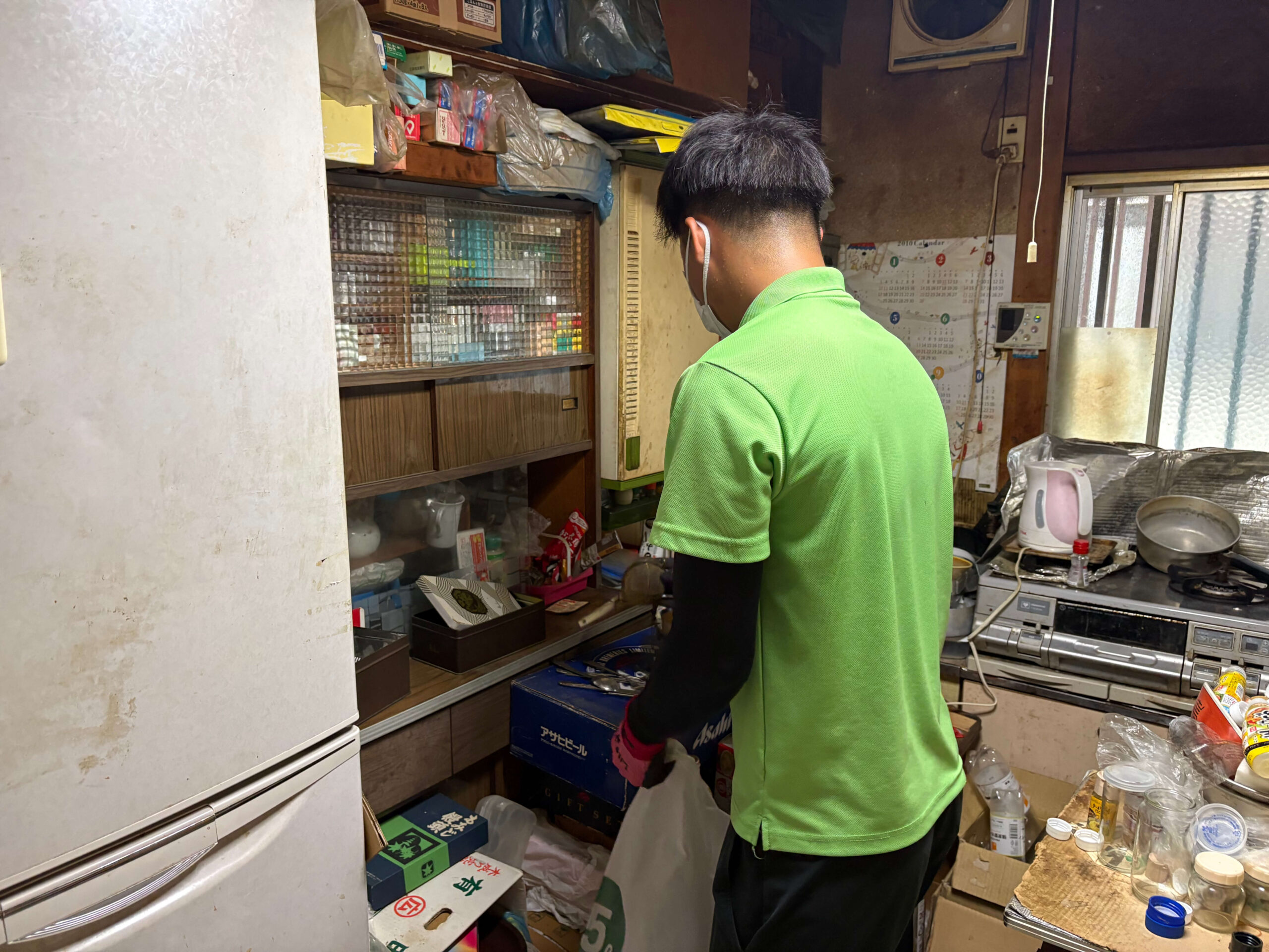 高槻市作業事例実際の作業写真画像仕分けの様子